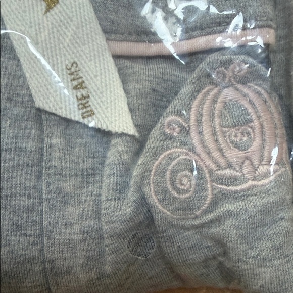 NWT BAREFOOT DREAMS MALIBU COLLECTION DISNEY PRINCESS WOMEN'S PIPED PJ SET-GRAY - Picture 4 of 7